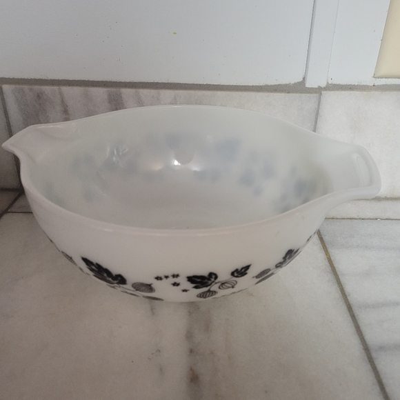 Vintage Pyrex Black White Gooseberry Cinderella Mixing Bowl - Picture 2 of 8